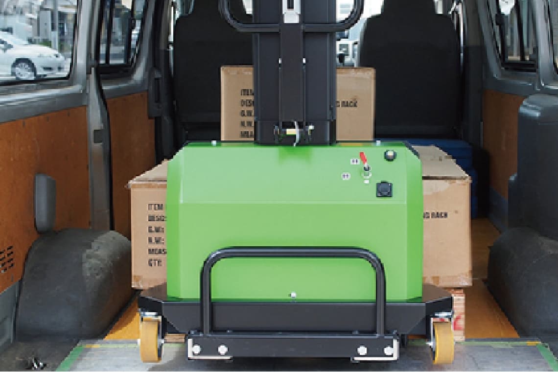 フォークを荷室床面に下ろします